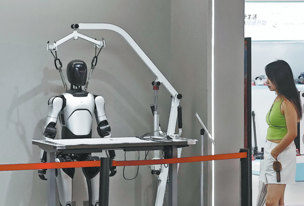 A visitor checks out a humanoid robot at an Agibot store in Shanghai on June 15. YIN LIQIN/CHINA NEWS SERVICE HZ10_副本.png