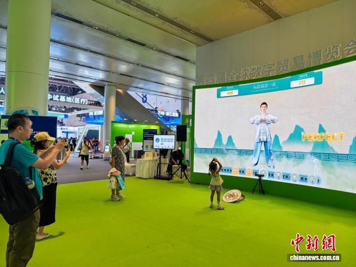 图为民众体验八段锦互动。张煜欢 摄