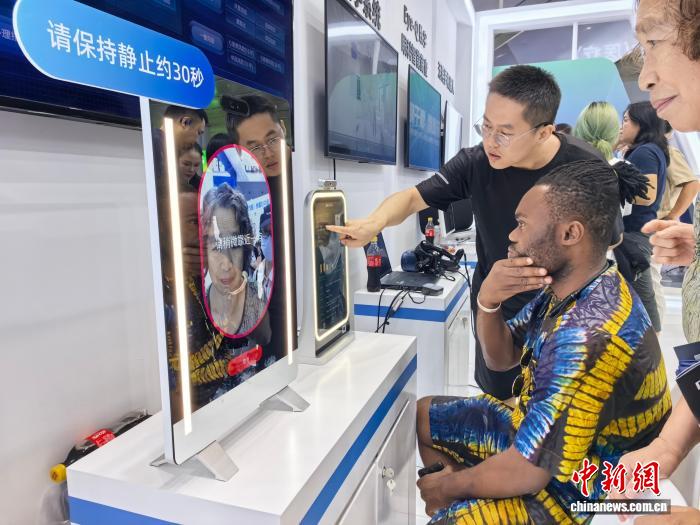 图为外籍人士体验智慧面诊仪。张煜欢 摄
