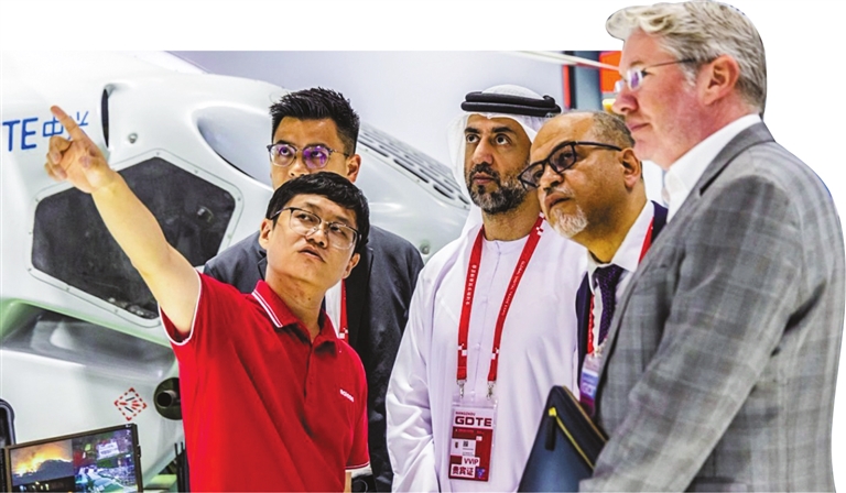 海外来宾在数贸会主题馆考察交流。